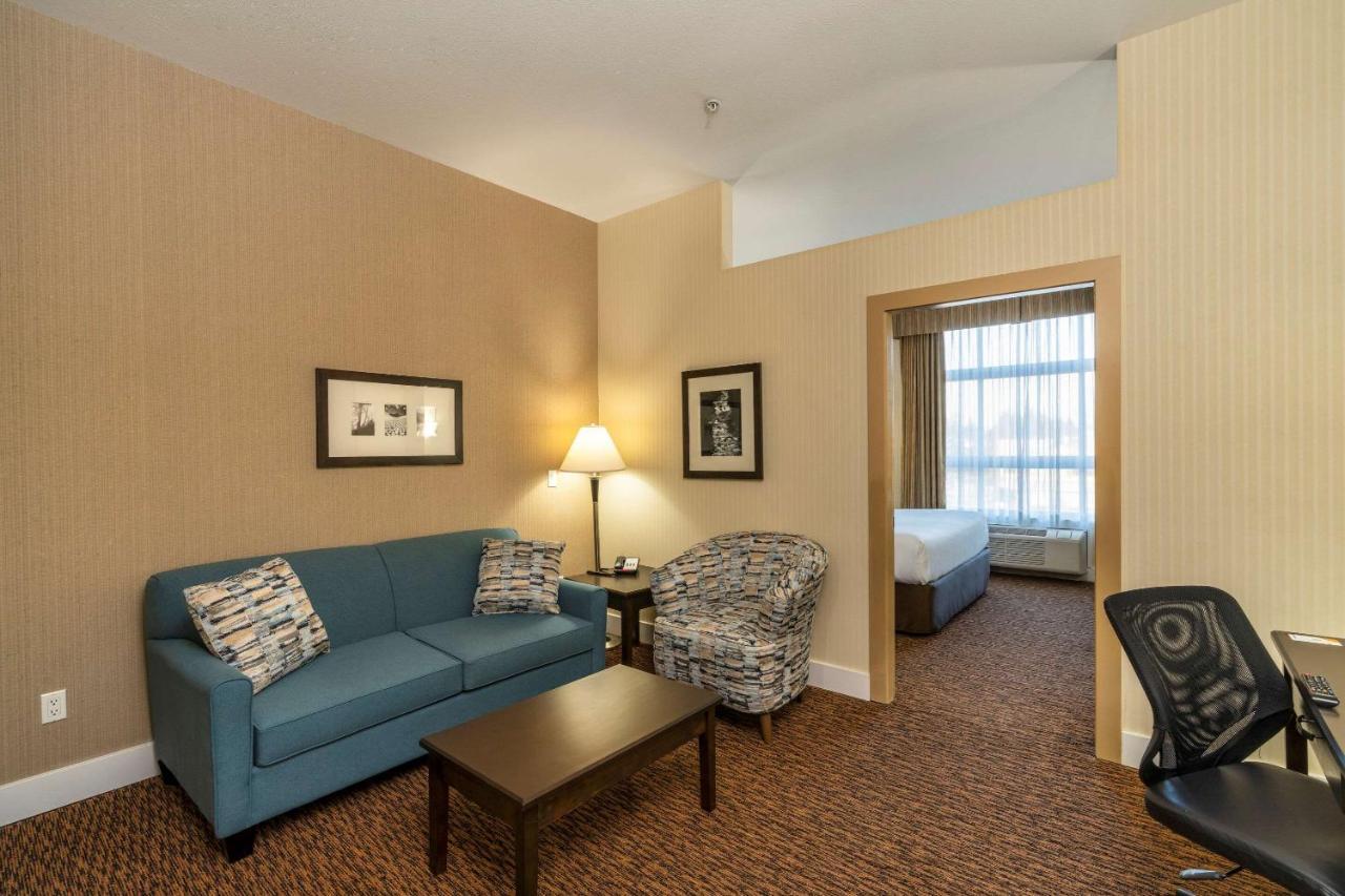 Comfort Inn & Suites Съри Екстериор снимка