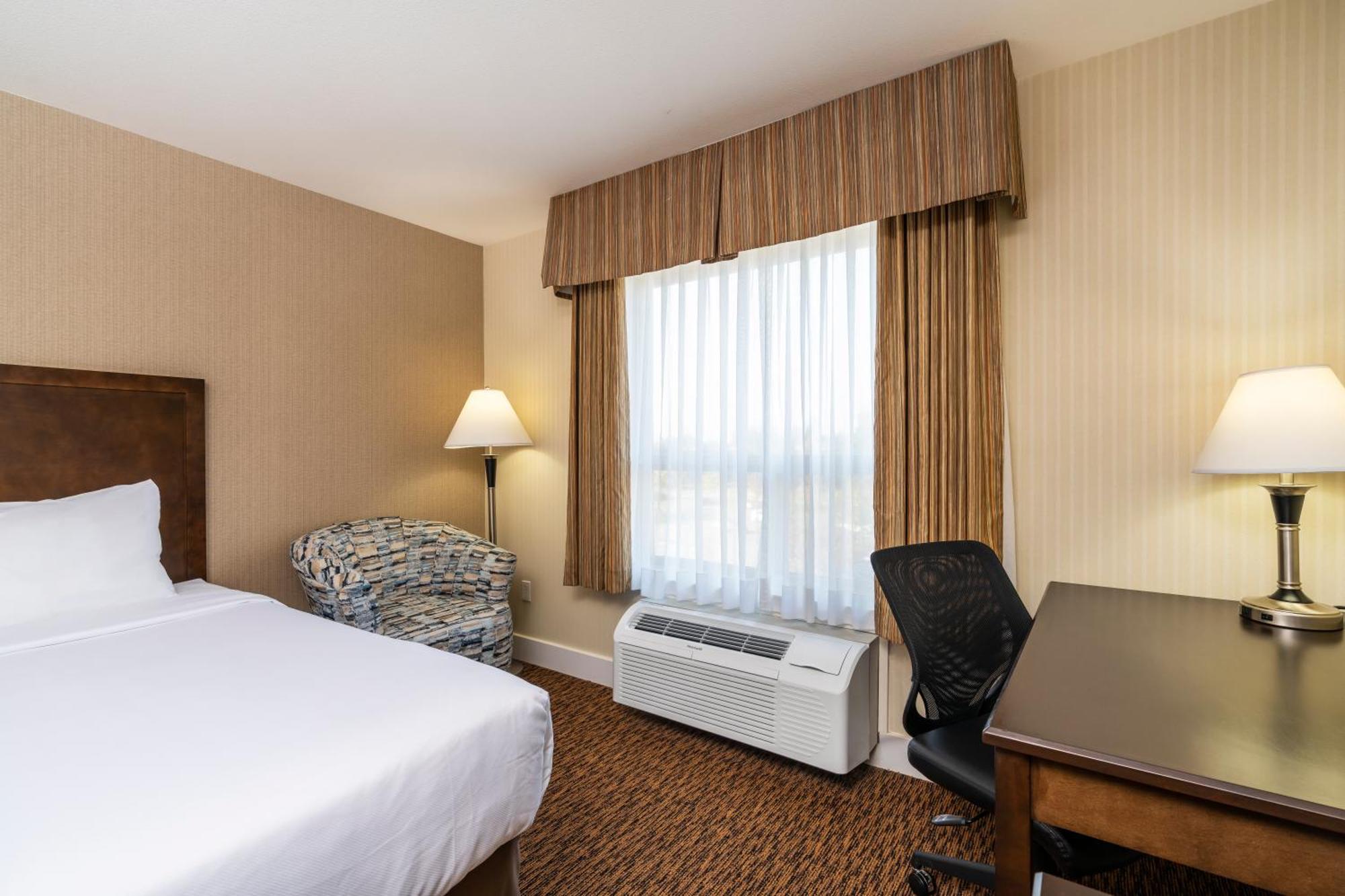Comfort Inn & Suites Съри Екстериор снимка